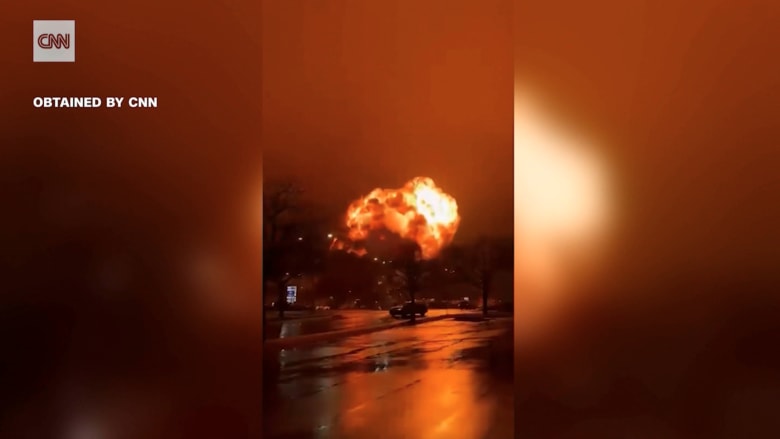 "الله أكبر! ما هذا؟".. شاهد رد فعل رجل شاهد لحظة انفجار طائرة فيلادلفيا