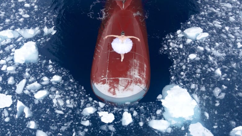 مقطع فيديو يرصد راقصة باليه ترقص على حافة قاع سفينة وسط المياه الجليدية في أنتاركتيكا