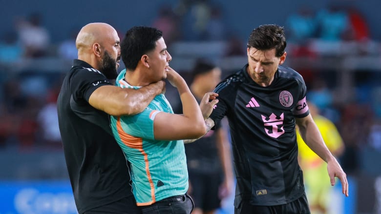 موقف "محرج" للحارس الشخصي لميسي عند محاولته إبعاد مشجع عن النجم الأرجنتيني