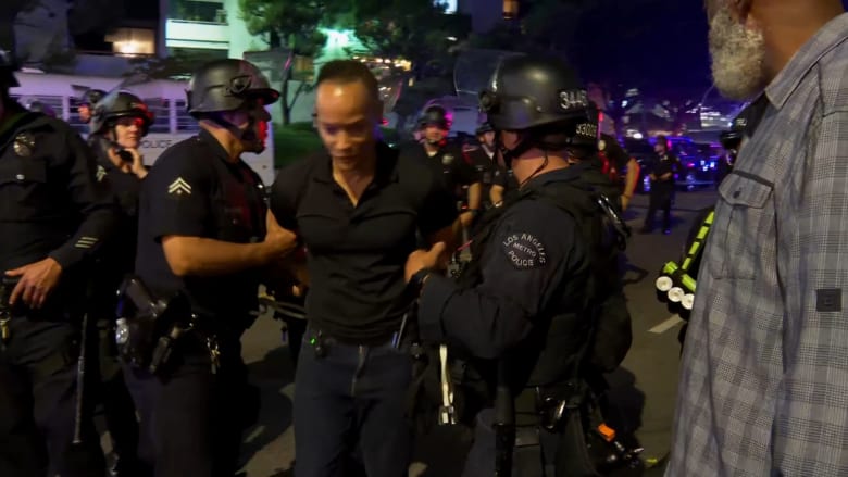 فريق CNN "يُحتجز" على الهواء بموقع مظاهرات لوس أنجلوس.. شاهد ما حدث