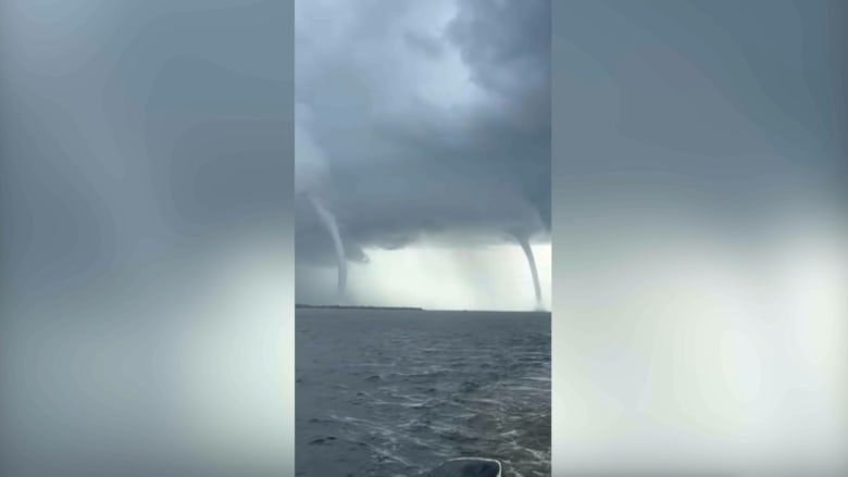 كاميرا تلتقط مشهدًا مثيرًا لدوامتي مياه معلقتين بين السماء والبحر