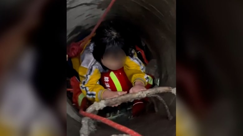 شاهد لحظة إنقاذ طفلة علقت في مجاري الصرف الصحي في الصين لساعات