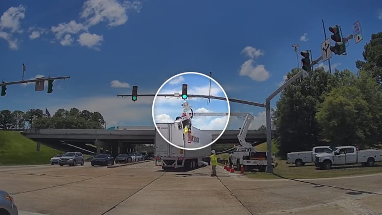 صدمته شاحنة فانقلب "رأسًا على عقب".. شاهد ما حدث لعامل أثناء إصلاح إشارة ضوئية