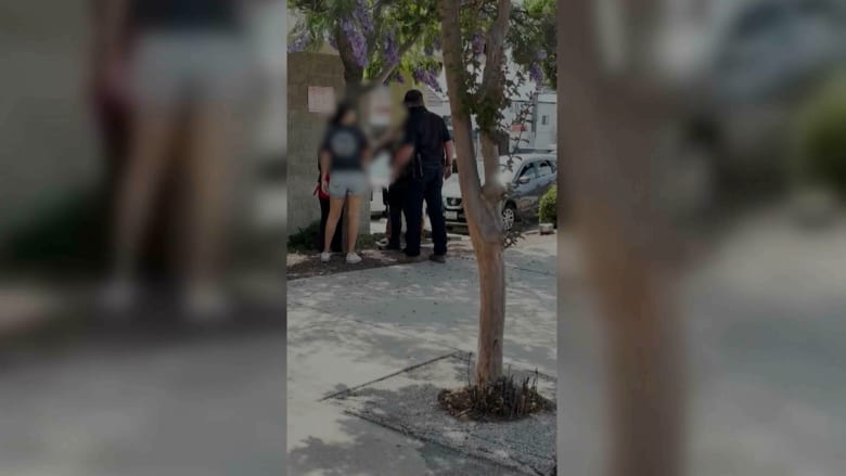 "ما تفعله اختطاف".. فيديو يُظهر شابة متشبثة بشجرة وملثمون يحاولون انتزاعها بالقوة