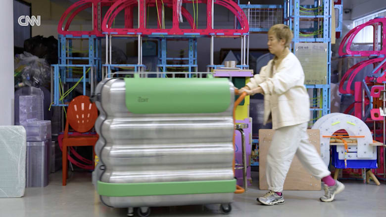 بغرفة نوم ومطبخ.. شاهد كيف تتحول هذه الحقيبة عند فتحها إلى منزل