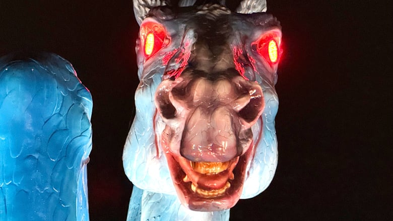 تسبب بقتل من نحته.. القصة المرعبة وراء تمثال الحصان الشيطاني "بلوسيفر" في مطار دنفر