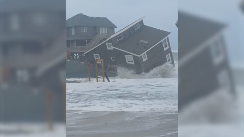 لقطات مخيفة تظهر انهيار عدة منازل إثر ارتفاع المد بسبب الأعاصير بأمريكا