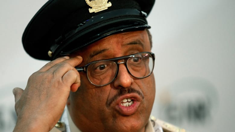 ضاحي خلفان يُعلق على فيديو المشادّة بين رجل أمن ومعتمر في الحرم المكي.. هذا ما قاله