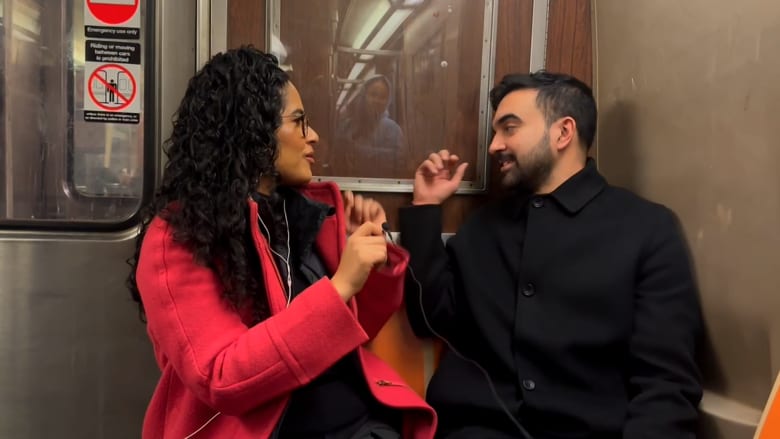 "هذا بلاستيك وليس خشبًا".. لقطة طريفة أثناء لقاء ممداني مع مراسلة CNN بمترو أنفاق نيويورك