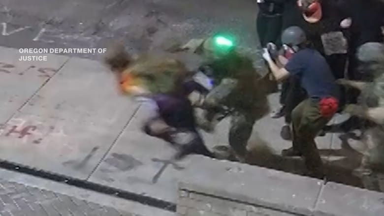 دفعوا متظاهرا سلميا أرضًا والتموا فوقه.. أدلة فيديو تستخدم ضد عناصر فيدراليين بأمريكا