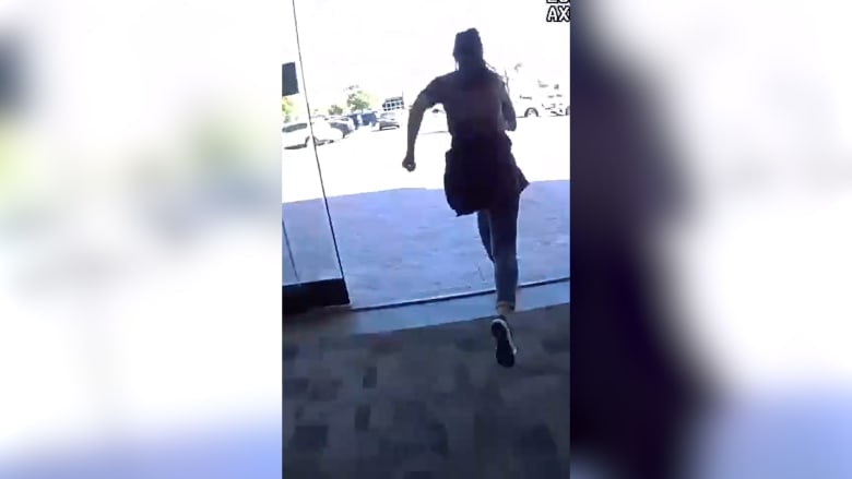 أشبه بالأفلام.. سيدة تُقل شرطيًا بسيارتها لملاحقة سارقة متجر والقبض عليها