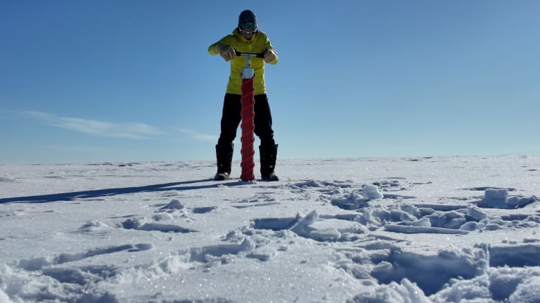 هكذا يتم استخراج لبّ الجليد في أقصى الشمال بكندا على عمق 600 متر تحت الأرض