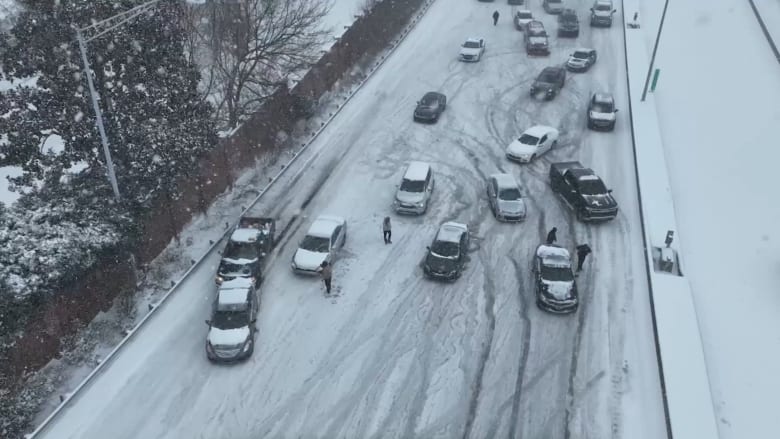 شاهد ما حدث على طرق ثلجية زلقة بأمريكا