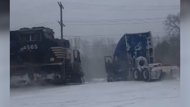 شاهد.. لحظة اصطدام قطار بشاحنة عالقة على سكة الحديد المغطاة بالثلوج