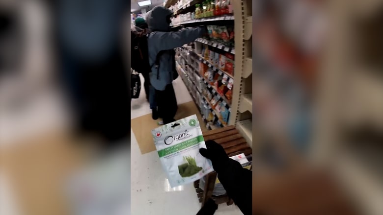لصوص بزي روبن هود ينهبون متجرًا في كندا.. شاهد ما فعلوه بالمسروقات