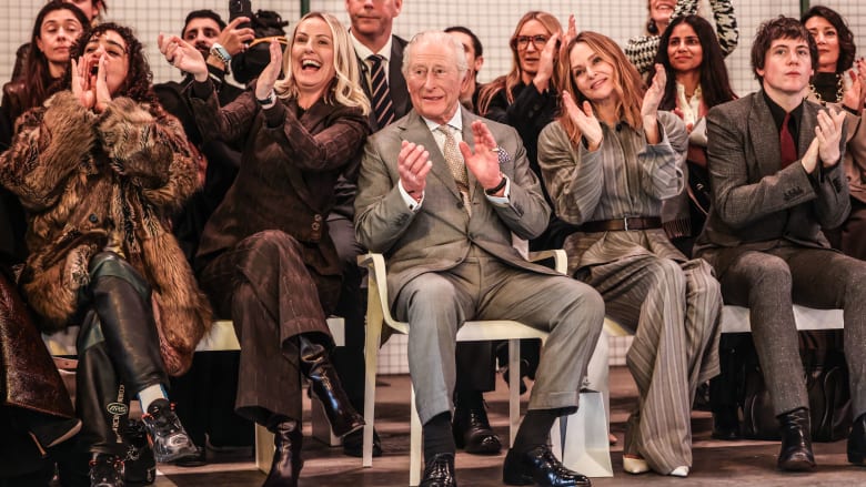 بعد أزمة شقيقه.. الملك تشارلز يحضر أسبوع الموضة في لندن بشكل مفاجئ