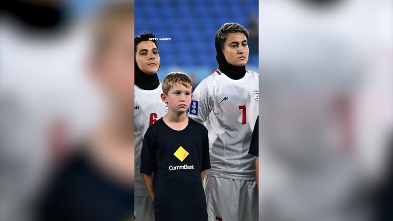 شاهد.. لاعبات منتخب إيران لكرة القدم يرفضن غناء النشيد الوطني