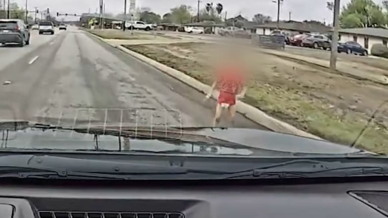 ثوانٍ فصلته عن الموت.. سائقة تنقذ طفلًا تائهًا يلهو بين سيارات مسرعة