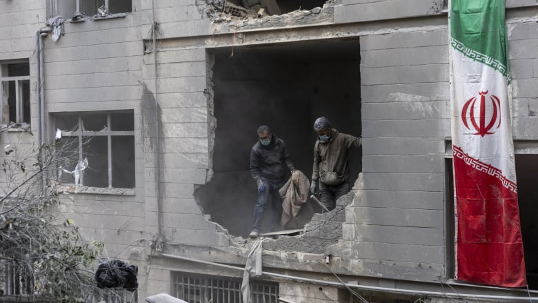 "محادثات جارية" و"استعداد لعملية برّية".. هذا ما نعرفه في اليوم الـ27 للحرب مع إيران