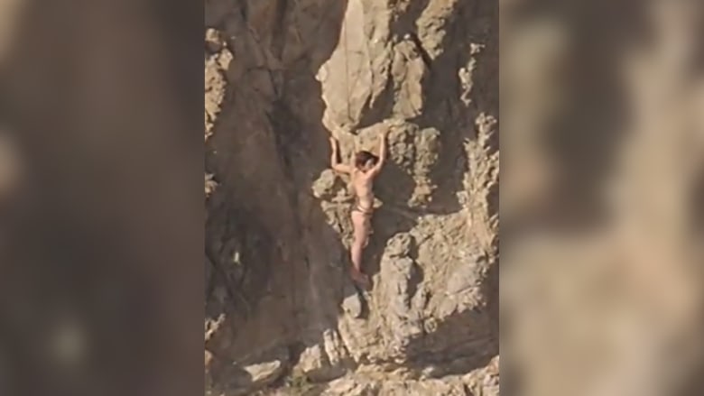 عثروا عليها متشبثة بحافة الصخور.. إنقاذ امرأة جرفها مد البحر أثناء سباحتها