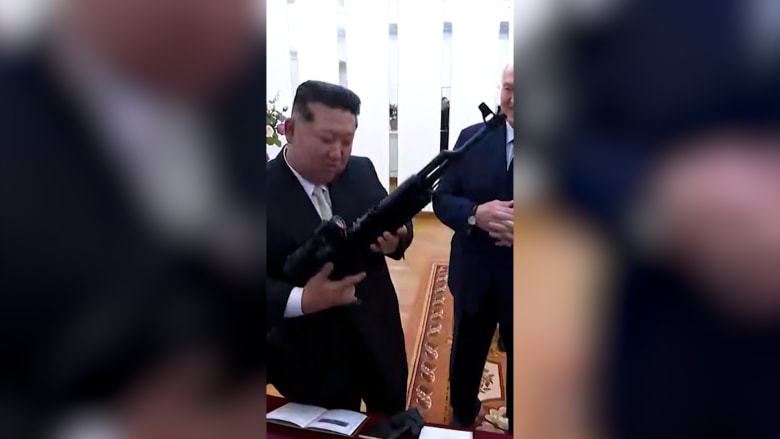 بندقية وسيف ذهبي.. زعيما كوريا الشمالية وبيلاروسيا يتبادلان الهدايا في بيونغ يانغ