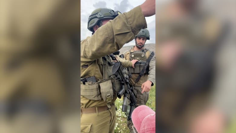 جنود إسرائيليون "بخدمة الاستيطان" يعتدون على طاقم CNN في الضفة الغربية.. شاهد ما حدث