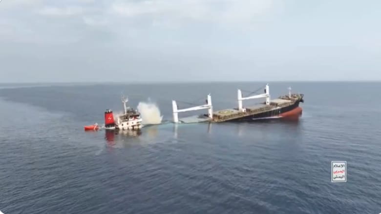 فيديو منسوب لـ"إغراق الحوثيين سفينة إسرائيلية بمضيق باب المندب".. هذه حقيقته