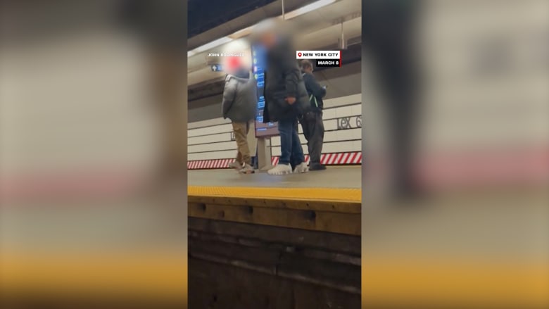 رجل يواجه تهمة القتل بعد دفع شخصين على قضبان مترو الأنفاق بنيويورك