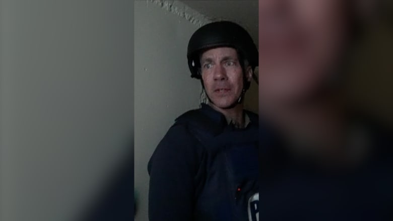 بعد دوي صفارات الإنذار.. شاهد فريق CNN يحتمي بمخبأ قرب حدود إسرائيل ولبنان