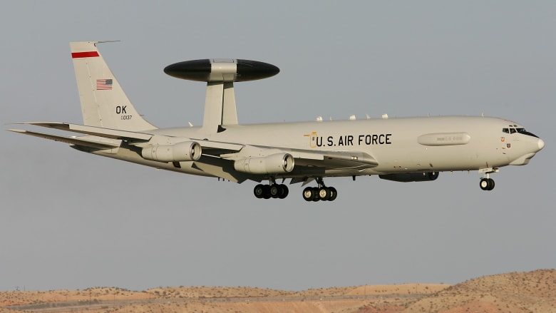 صور تُظهر تدمير طائرة رادار أمريكية في السعودية بضربة إيرانية