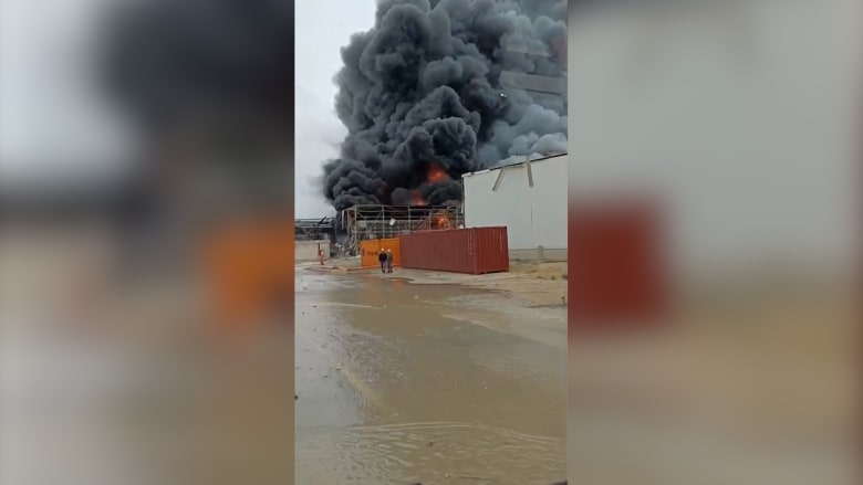 شاهد.. دخان أسود كثيف يلف موقعًا صناعيًا في إسرائيل