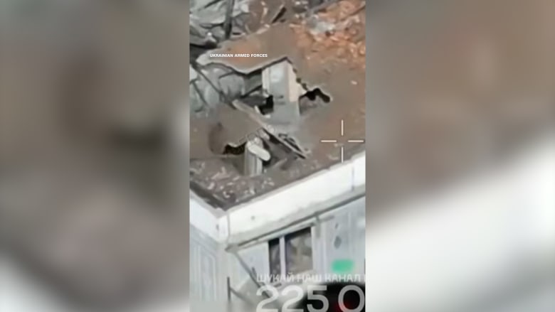 طائرة مسيّرة توثّق لحظة فرار جنديين أوكرانيين من قبضة الجيش الروسي