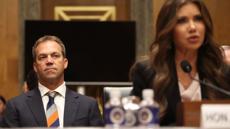 شاهد.. صورة لمن يبدو أنه زوج وزيرة أمريكية سابقة بثديين صناعيين تثير مخاوف أمنية