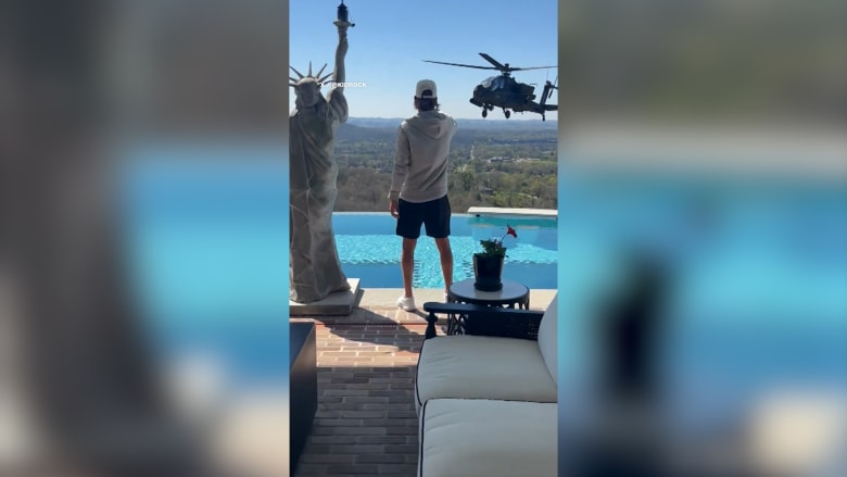 ترامب يعلّق على تحليق مروحية عسكرية فوق منزل المغني كيد روك: ربما كانوا يحاولون الدفاع عنه