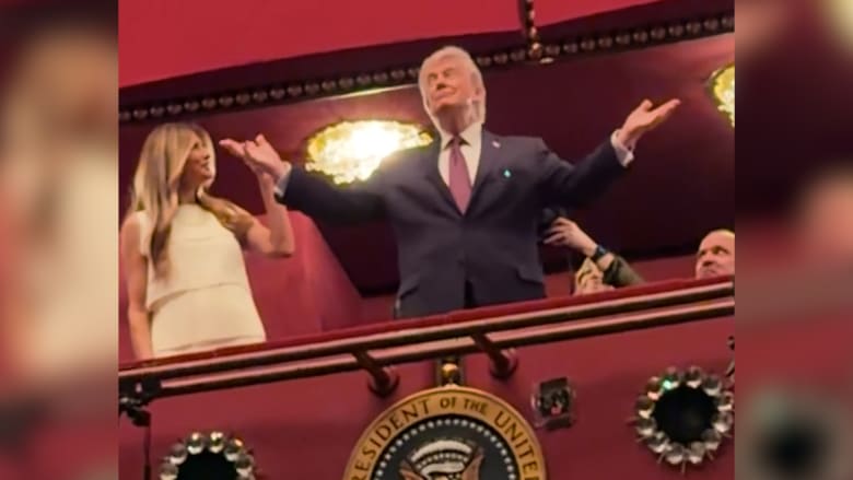 تصفيق وصيحات استهجان.. شاهد ما تم استقبال ترامب به في "مركز ترامب كينيدي"