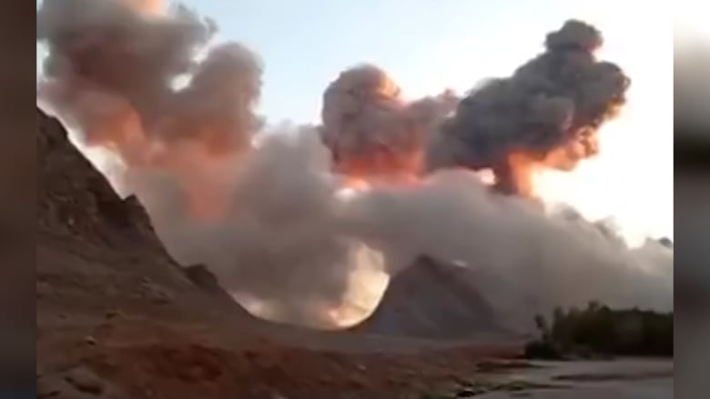 انفجارات هائلة قرب أصفهان في إيران.. وفيديو يُظهر اللحظة