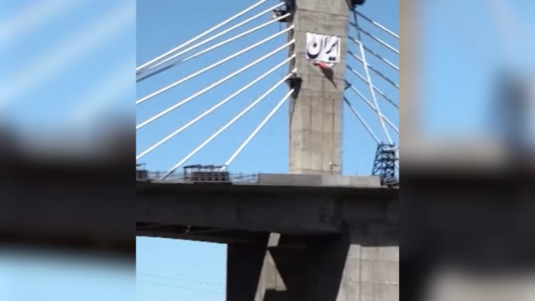 ترامب يوجه تحذيراً لإيران بعد غارة جوية على جسر يربط طهران بمدينة كرج