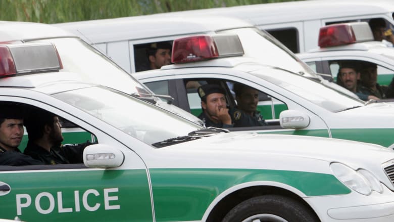 لقطات يبدو أنها تُظهر الشرطة الإيرانية تطلق النار على مروحيات عابرة