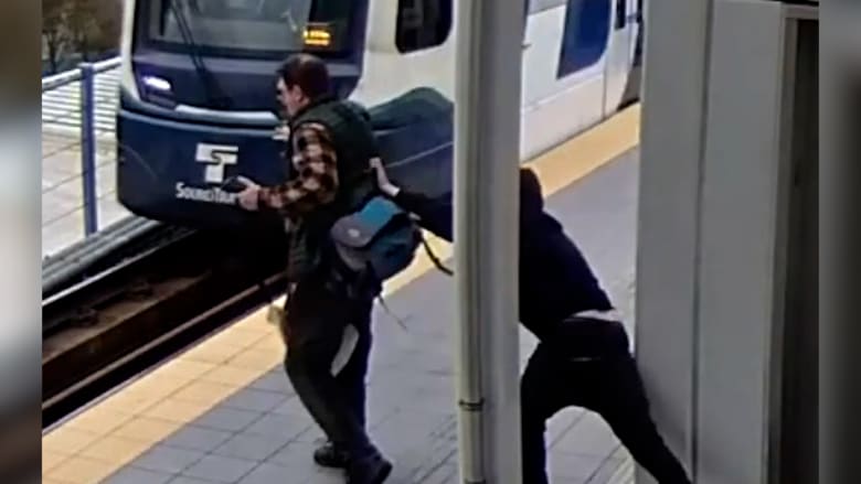 "تعمد توقيت هجومه".. فيديو لمشتبه به يحاول دفع شخص أمام قطار مسرع