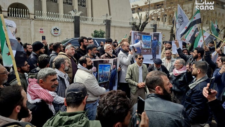 الإمارات تصدر بيانا بعد تعرض سفارتها في دمشق لشغب ومحاولات "تخريب"