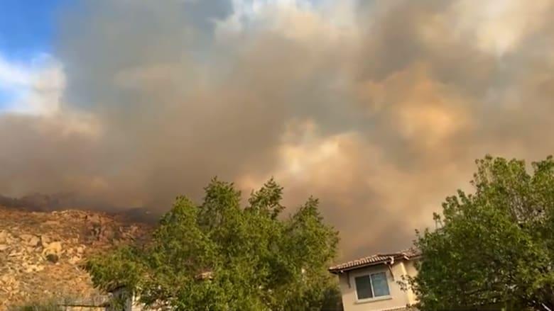 أوامر بالإخلاء وتحذيرات في كاليفورنيا.. فرق الإطفاء تكافح حريقًا سريع الانتشار