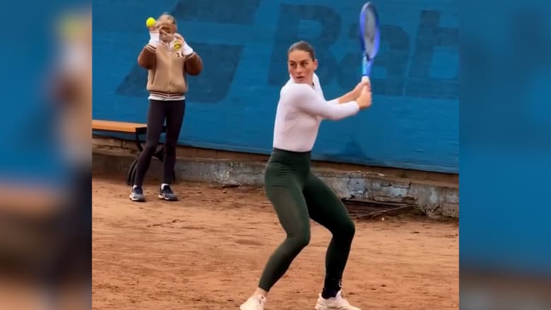 شاهد.. لاعبة تنس أوكرانيا بارزة تتدرب وسط دويّ صفارات الإنذار