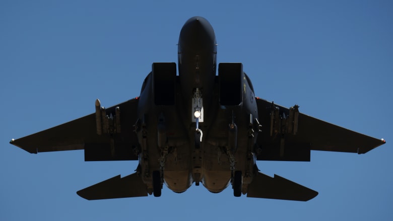 صور أقمار صناعية تظهر حفرا لتدمير القوات الأمريكية لطائراتها بعد تعرضها لأضرار في إيران