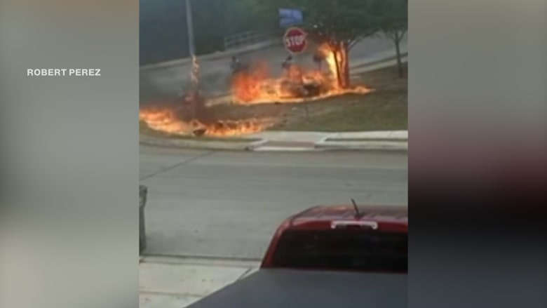 لحظات مرعبة قرب أطفال.. شاهد دراجة نارية تشتعل والسائق يهرب من ألسنة اللهب