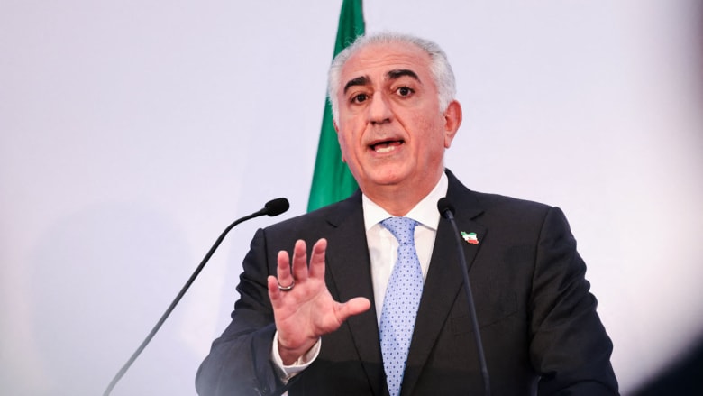 أول تعليق لولي عهد إيران السابق على وقف إطلاق النار ويخاطب "الإيرانيين المحبطين" بهذا الخبر 