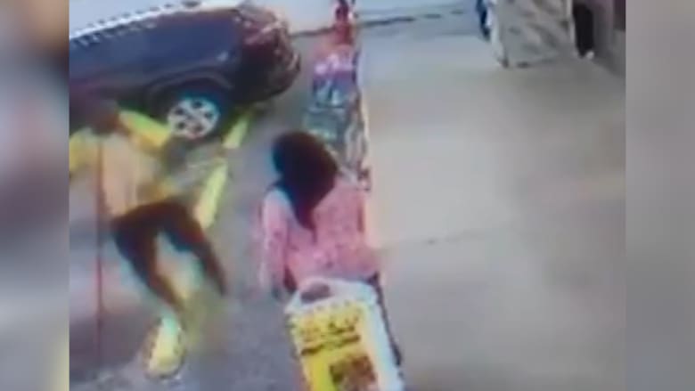 مقطع فيديو يُظهر رجلاً يضرب امرأة بمطرقة على رأسها.. وترامب يصفه بالحيوان