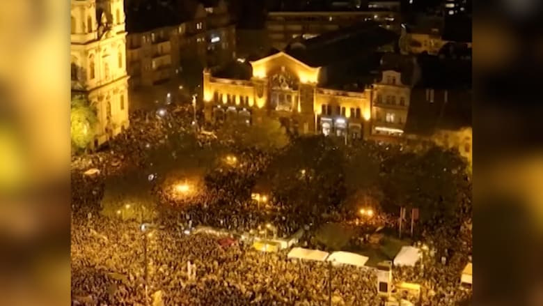 تعبيرا عن فرحتهم ودهشتهم.. مجريون في شوارع بودابست بعد إقرار فيكتور أوربان بالهزيمة