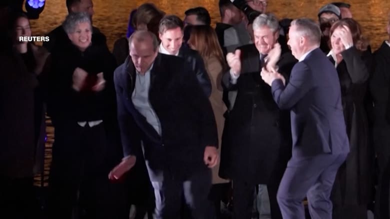شاهد.. رقصة وزير محتمل تسرق الأضواء بعد خطاب النصر لرئيس وزراء المجر