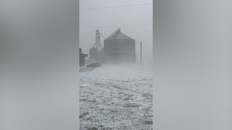 شاهد.. أعاصير مدمرة تضرب ولاية كانساس الأمريكية