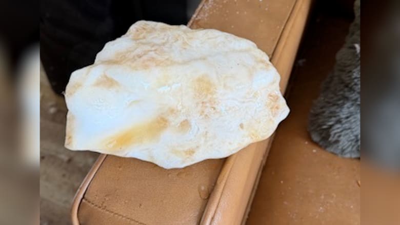 كتلة جليدية تخترق سقف منزل لتسقط على أريكة.. وتحقيق فيدرالي حول مصدرها